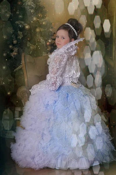 Pequena Menina Bonito Jovem Princesa Branco Chique Com Vestido Azul — Fotografia de Stock