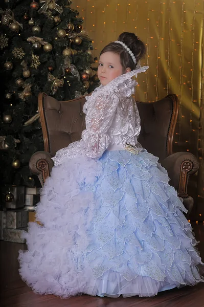 Niña Linda Princesa Joven Blanco Elegante Con Vestido Azul Estilo — Foto de Stock