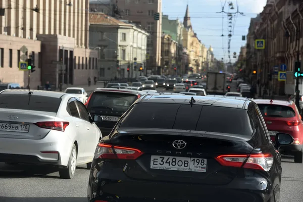 Rusia San Petersburgo 2020 Tráfico Horas Punta Centro Ciudad —  Fotos de Stock