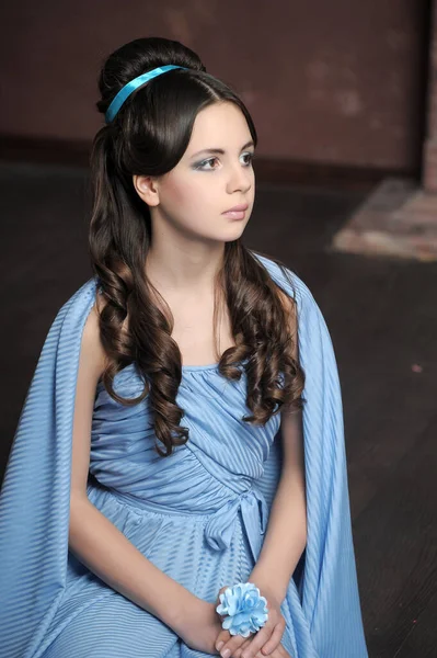 19世纪末穿着蓝色复古服装的年轻女子 — 图库照片