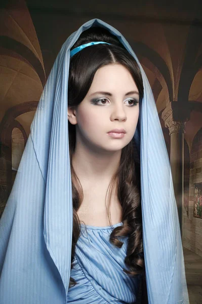 Ifjú Viktoriánus Hölgy Kék Köpenyben Fején — Stock Fotó