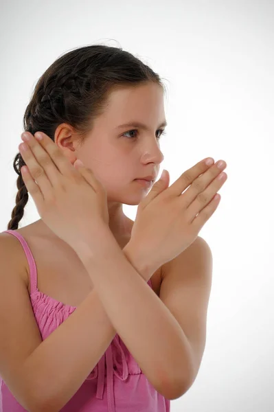 Νεαρή Κοπέλα Στα Ροζ Κάνει Μια Χειρονομία Άρνησης Χέρια Του — Φωτογραφία Αρχείου