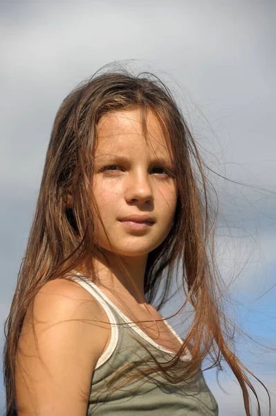 Retrato Una Joven Con Pelo Largo Sobre Fondo Del Cielo —  Fotos de Stock