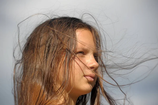 Porträtt Ung Flicka Med Långt Hår Bakgrund Himlen — Stockfoto