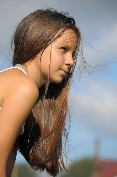 Portret Van Een Jong Meisje Met Lang Haar Een Achtergrond — Stockfoto