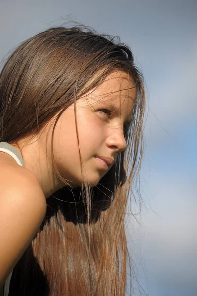 Портрет Молодої Дівчини Довгим Волоссям Фоні Неба — стокове фото
