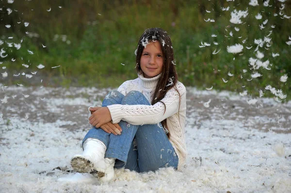 Молода Дівчина Довгим Волоссям Білому Светрі Грає Щасливо Серед Білого — стокове фото