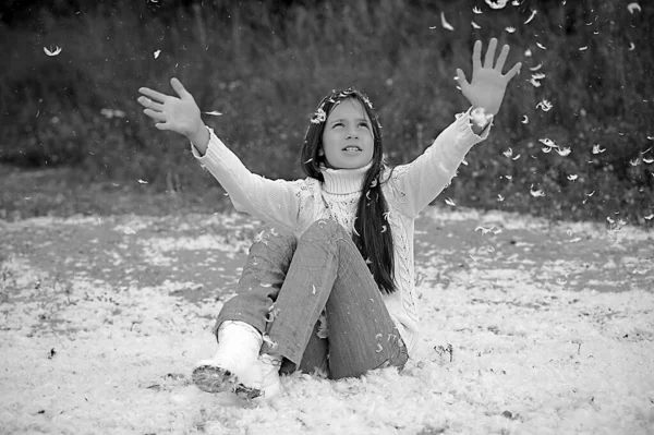 Beyaz Kazaklı Uzun Saçlı Genç Kız Beyaz Tüyler Arasında Mutlu — Stok fotoğraf