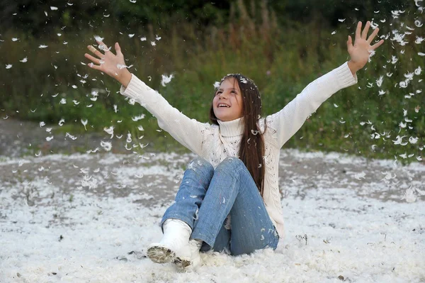 Jong Meisje Met Lang Haar Een Witte Trui Speelt Gelukkig — Stockfoto