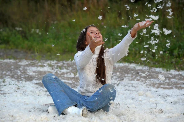 Jovem Com Cabelos Longos Uma Camisola Branca Joga Feliz Entre — Fotografia de Stock