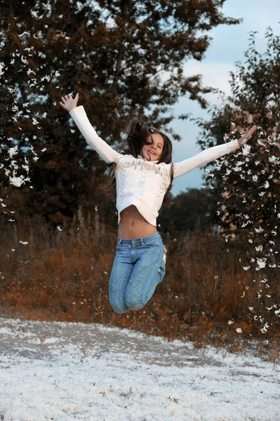 Chica Joven Con Pelo Largo Suéter Blanco Salta Feliz Verano —  Fotos de Stock