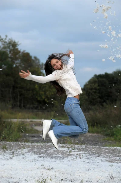 Chica Joven Con Pelo Largo Suéter Blanco Salta Feliz Verano —  Fotos de Stock