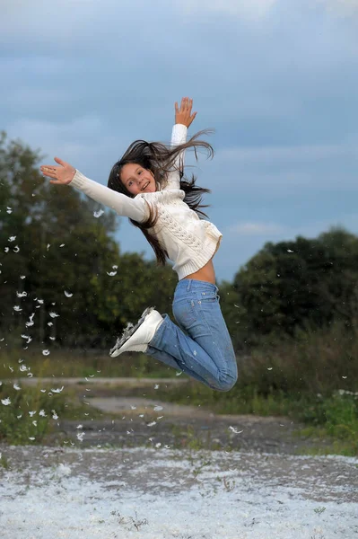 Junges Mädchen Mit Langen Haaren Weißen Pullover Springt Glücklich Sommer — Stockfoto