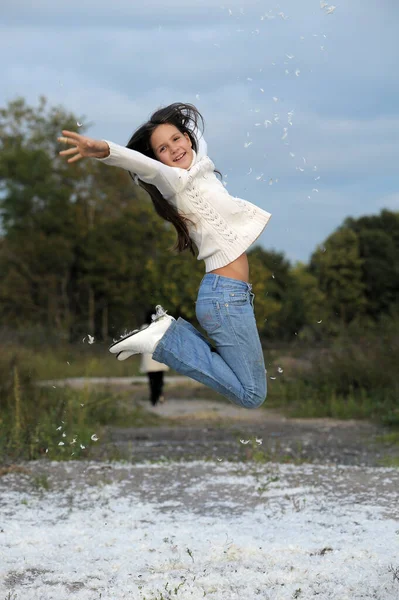 Jovem Com Cabelos Longos Uma Camisola Branca Salta Feliz Verão — Fotografia de Stock