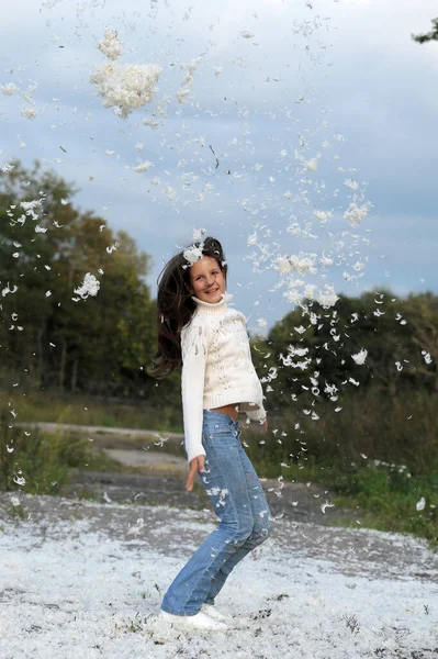 Jong Meisje Met Lang Haar Een Witte Trui Springt Gelukkig — Stockfoto