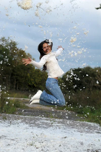 Jovem Com Cabelos Longos Uma Camisola Branca Salta Feliz Verão — Fotografia de Stock