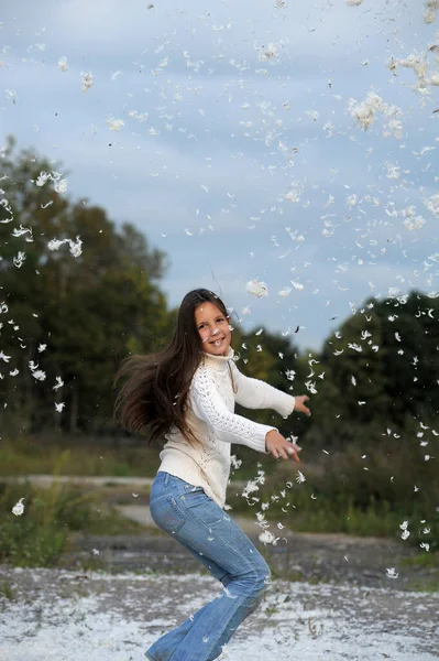 Jong Meisje Met Lang Haar Een Witte Trui Springt Gelukkig — Stockfoto