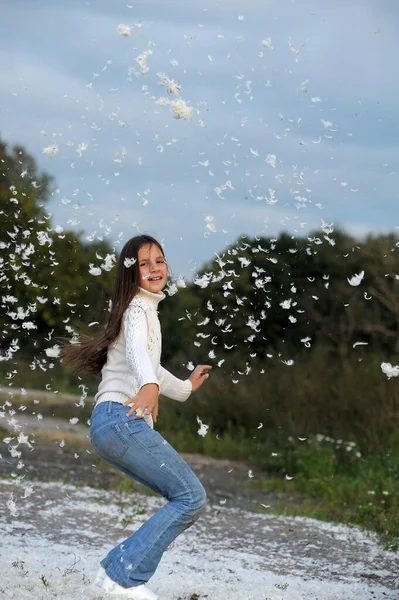 Uzun Saçlı Beyaz Kazaklı Genç Kız Yazın Mutlu Atlıyor — Stok fotoğraf