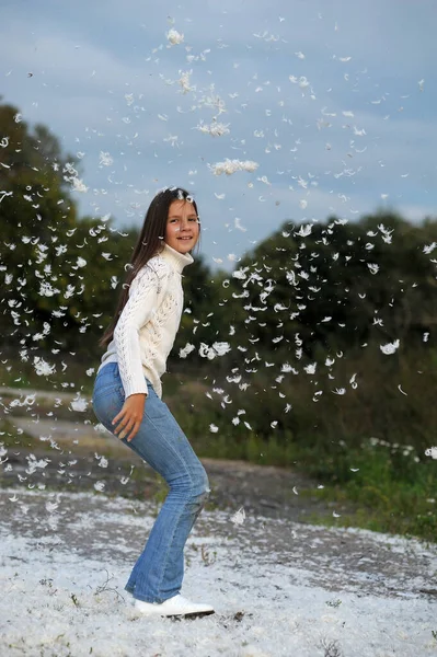 Chica Joven Con Pelo Largo Suéter Blanco Salta Feliz Verano —  Fotos de Stock