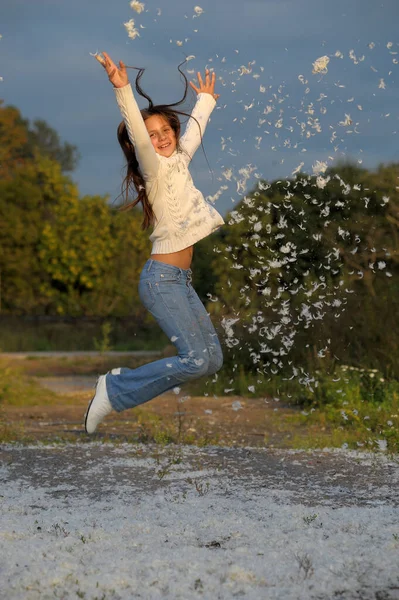 Молодая Девушка Длинными Волосами Белом Свитере Прыгает Счастливой Летом — стоковое фото