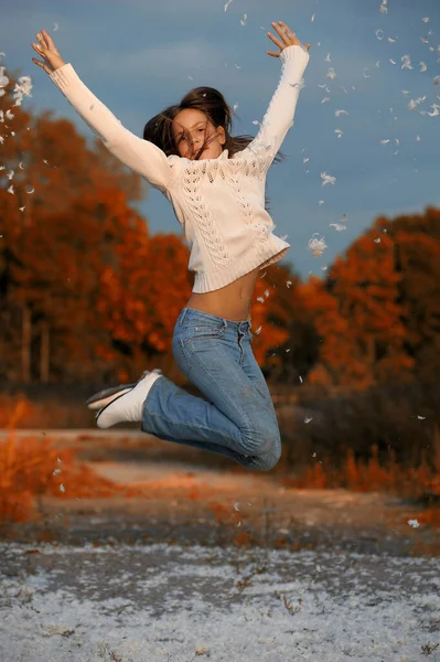 Молодая Девушка Длинными Волосами Белом Свитере Прыгает Счастливой Летом — стоковое фото