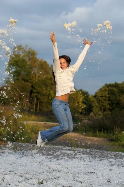 Jong Meisje Met Lang Haar Een Witte Trui Springt Gelukkig — Stockfoto