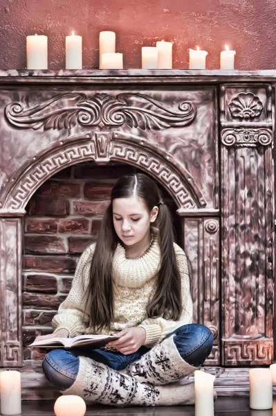 Giovane Ragazza Maglione Con Libro Candele Vicino Camino — Foto Stock