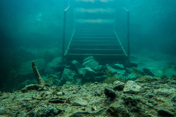 Escaleras bajo el agua para refugio — Foto de Stock