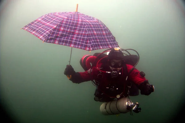 Polonya gölünde şemsiyeli dalgıç