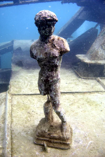 şekil ststue su altında