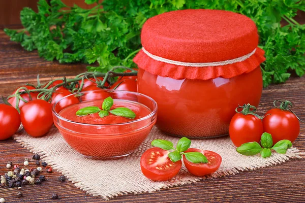 Tomatoes paste and ripe tomatoes — Stock Photo, Image