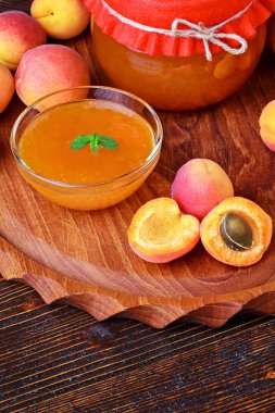 유리 용기에 살구 잼