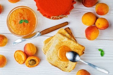 유리 용기에 살구 잼