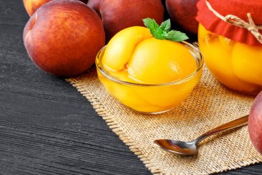 Yarım şeftali ile Şeftali Kompostosu