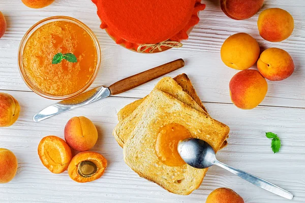 유리 용기에 살구 잼