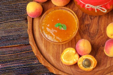 유리 용기에 살구 잼