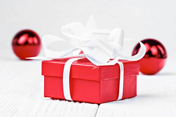 Červená vánoční dárková krabice — Stock fotografie