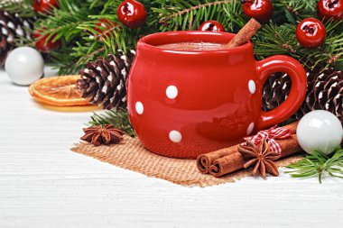 Sıcak çikolata ile kırmızı kupa