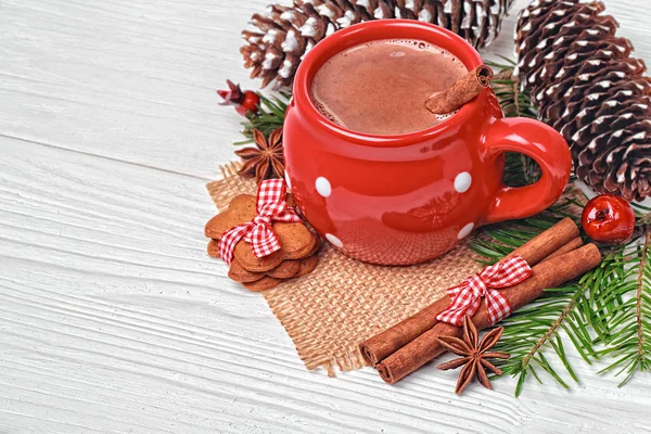 Röd mugg med varm choklad — Stockfoto