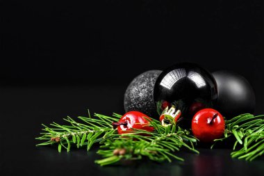 Noel süsleri çam ağacı dalları ile