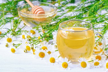 Papatya çiçekli bir fincan çay.