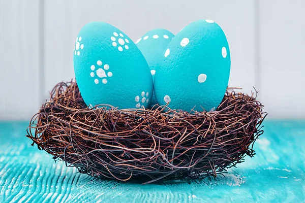 Ovos de Páscoa azuis no ninho — Fotografia de Stock