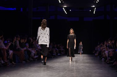 Önizleme hazır giyim göstermek için