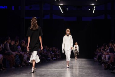 Önizleme hazır giyim göstermek için