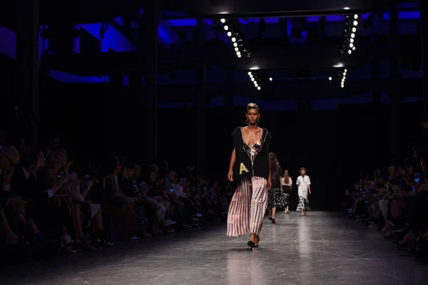 Önizleme hazır giyim göstermek için