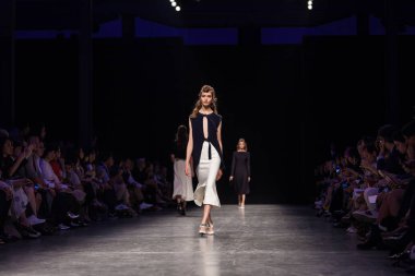 Önizleme hazır giyim göstermek için