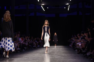 Önizleme hazır giyim göstermek için