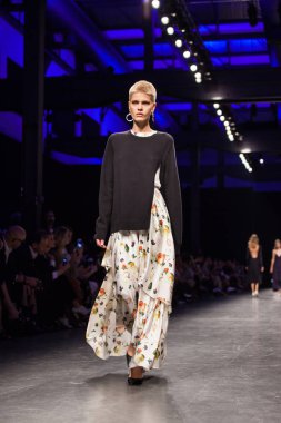 Önizleme hazır giyim göstermek için