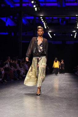 Önizleme hazır giyim göstermek için