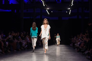 Önizleme hazır giyim göstermek için